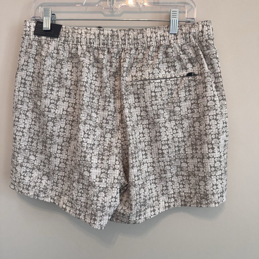 VRST Men's 5" Resort Short White Silver Stamped Geo Print Medium NWT Quick Dry - Picture 4 of 9